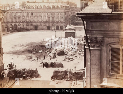 Paris, Frankreich, nach Franco-Preussischer Krieg von 1870. Der Place Vendôme in 1871, zeigt die Reste der Vendôme-Säule abgerissen im Auftrag der Paris Kommune. Stockfoto