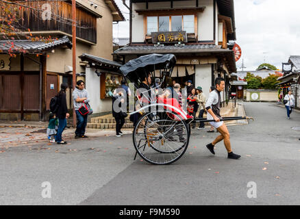 Rikschas werden verwendet, um Touristen aller Arashiyama in Kyoto Präfektur, Japan Stockfoto