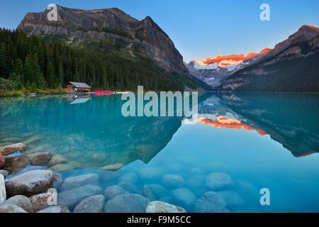 Am schönen Lake Louise im Banff Nationalpark, Kanada. Bei Sonnenaufgang fotografiert. Stockfoto