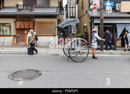 Rikscha warten auf Touristen aller Arashiyama in Kyoto Prefecture Japan nehmen Stockfoto