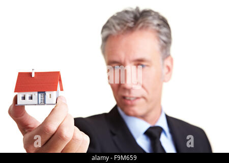 Architekt, ein kleines Haus in der Hand halten Stockfoto