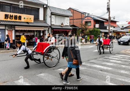 Rikschas werden verwendet, um Touristen aller Arashiyama in Kyoto Präfektur, Japan Stockfoto