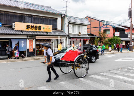 Rikschas werden verwendet, um Touristen aller Arashiyama in Kyoto Präfektur, Japan Stockfoto