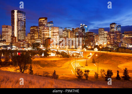 Die Skyline der Innenstadt von Calgary, Alberta, Kanada, in der Dämmerung fotografiert. Stockfoto