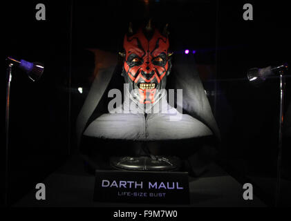 Bangkok, Thailand. 17. Dezember 2015. Lebensgroße Büste von Darth Maul, eines der Zeichen in der epischen Science-Fiction-Film Star Wars zeigen auf offenes globales Phänomen Star Wars: The Force weckt Xperience 2015 präsentiert von großen Cineplex Galaxy Abenteuer Reich des großen freien Eintritt-Veranstaltung vom 17. bis 20. Dezember 2015 im Siam Paragon in Bangkok. © Vichan Poti/Pacific Press/Alamy Live-Nachrichten Stockfoto