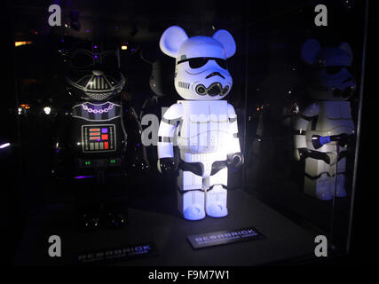 Bangkok, Thailand. 17. Dezember 2015. Puppe Storm Trooper (weißer Anzug) ist ein Charakter in dem epischen Science-Fiction-Film Star Wars zeigen auf offenes globales Phänomen Star Wars: The Force weckt Xperience 2015 präsentiert von großen Cineplex Galaxy Abenteuer Reich des großen freien Eintritt Ereignis haben, 17.-20. Dezember 2015 im Siam Paragon in Bangkok. © Vichan Poti/Pacific Press/Alamy Live-Nachrichten Stockfoto