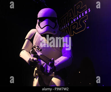 Bangkok, Thailand. 17. Dezember 2015. Puppe Storm Trooper (weißer Anzug), eines der Zeichen in der epischen Science-Fiction-Film Star Wars zeigen auf offenes globales Phänomen Star Wars: The Force weckt Xperience 2015 präsentiert von großen Cineplex Galaxy Abenteuer Reich des großen freien Eintritt-Veranstaltung vom 17. bis 20. Dezember 2015 im Siam Paragon in Bangkok. © Vichan Poti/Pacific Press/Alamy Live-Nachrichten Stockfoto