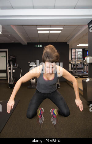 Frau in einem biologischen Alter testen bei Fitness First Gym, London, UK Stockfoto