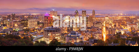 Die Skyline der Innenstadt von Montreal, Quebec, Kanada von der Spitze des Mount Royal. In der Dämmerung fotografiert. Stockfoto