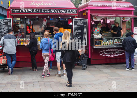 Manchester City Zentrum Essen Konzession Kioske Fastfood gegenüber dem Arndale Centre serviert. Stockfoto