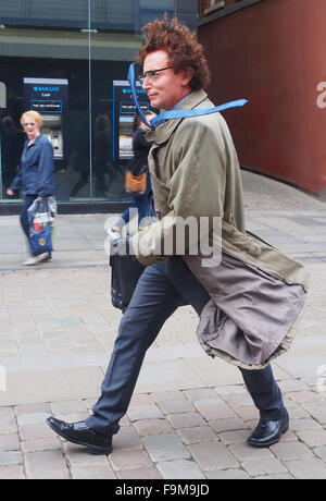 Lebende Statue "Der windgepeitschten Mann" Performer außerhalb dem Arndale Centre Einkaufszentrum im Stadtzentrum von Manchester, England, UK. Stockfoto