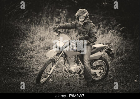 Enduro Racer auf seinem Motorrad sitzen Stockfoto