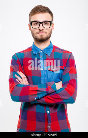 Porträt von attraktiven bärtiger junger Mann im karierten Hemd und Brille mit Armen gekreuzt Stockfoto