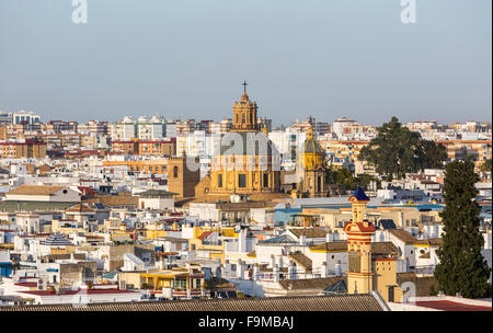 Die Türme der Kirche von St. Louis der Franzosen über die Dächer der Gebäude in Sevilla, Andalusien, Spanien. Stockfoto