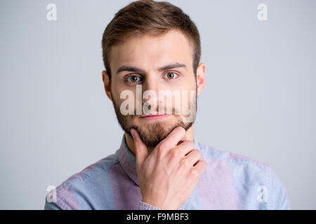 Porträt von hübschen nachdenklichen jungen Mann mit Bart im Hemd Stockfoto