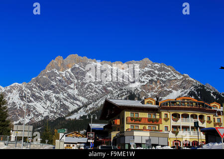 Alpinen touristischen Skigebiet und Familie Skifahren im Frühling, aerial View. Stockfoto