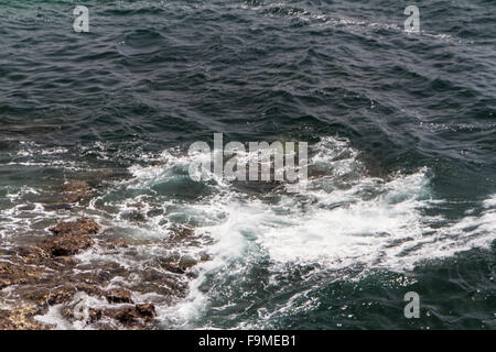 Die Wellen kämpfen über verlassene felsigen Küste des Atlantischen Ozeans, Portugal Stockfoto