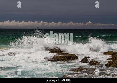 Die Wellen kämpfen über verlassene felsigen Küste des Atlantischen Ozeans, Portugal Stockfoto