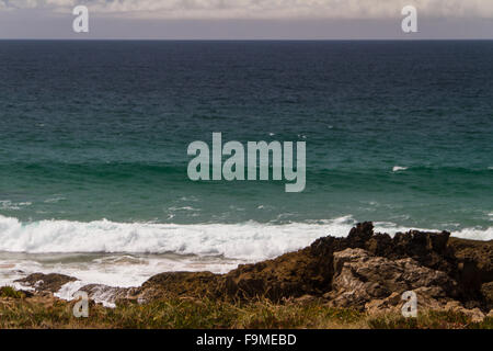 Die Wellen kämpfen über verlassene felsigen Küste des Atlantischen Ozeans, Portugal Stockfoto