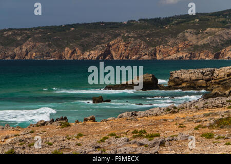 Die Wellen kämpfen über verlassene felsigen Küste des Atlantischen Ozeans, Portugal Stockfoto