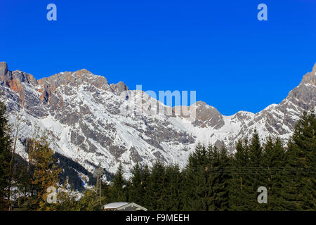 Winterlandschaft in Österreich Alpen, Schnee, Sonne und verschneite Winterlandschaft Stockfoto