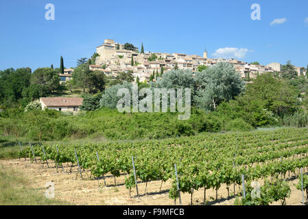 Weinberge unterhalb der Hilltop Village Ansouis im Luberon Regional Park Vaucluse Provence Frankreich Stockfoto