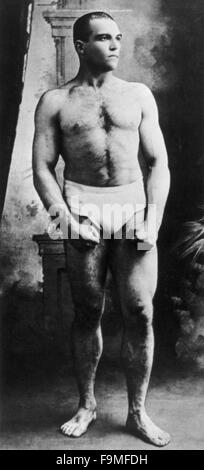 Vintage Porträtfoto des amerikanischen Boxer James J Jeffries - Weltmeister im Schwergewicht von 1899 bis 1905. Jeffries (1875-1953), den Spitznamen "The Boilermaker", gewann den WM-Titel durch Ausschlagen Titelverteidiger Bob Fitzsimmons am 9. Juni 1899 in Brooklyn, New York, und verteidigt die Krone mehrmals vor dem Schlafengehen ungeschlagen in 1905. Er machte ein Comeback in den sogenannten "Kampf des Jahrhunderts" gegen Jack Johnson, der erste schwarze Schwergewichts-Weltmeister, in Reno, Nevada, am 4. Juli 1910, aber wurde stichhaltig geschlagen und der Kampf wurde in der 15. Runde gestoppt. Stockfoto