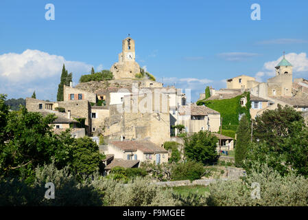 Die provenzalischen Dorf Lourmarin in den Regionalpark Luberon Vaucluse Provence Frankreich Stockfoto