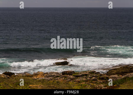 Die Wellen kämpfen über verlassene felsigen Küste des Atlantischen Ozeans, Portugal Stockfoto