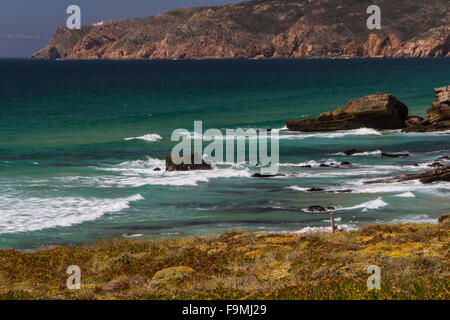 Die Wellen kämpfen über verlassene felsigen Küste des Atlantischen Ozeans, Portugal Stockfoto