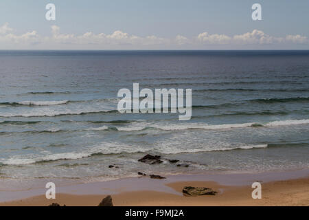 Die Wellen kämpfen über verlassene felsigen Küste des Atlantischen Ozeans, Portugal Stockfoto