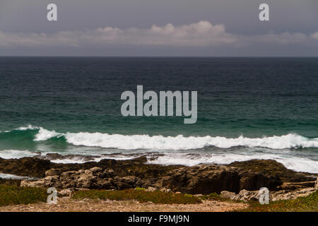 Die Wellen kämpfen über verlassene felsigen Küste des Atlantischen Ozeans, Portugal Stockfoto