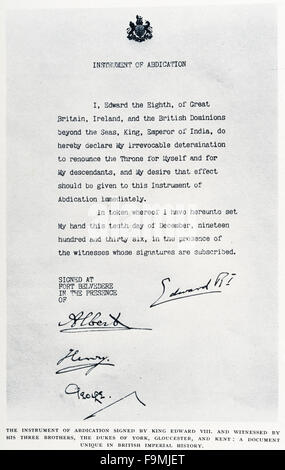 Eine Kopie des offiziellen Briefes, der seine Abdankung durch König Edward VIII., später den Herzog von Windsor, ankündigte. Der Brief ist datiert vom 10/12/1936 und wird von seinen drei Brüdern Albert, Henry und George, von denen der letzte folgte ihm als König Georg VI bezeugt Stockfoto