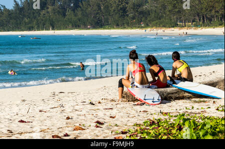 Entspannung vor Surfen auf Tip of Borneo Strand Sabah East Malaysia Insel Borneo Lady Surfer Stockfoto