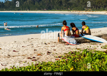 Entspannung vor Surfen auf Tip of Borneo Strand Sabah East Malaysia Insel Borneo Lady Surfer Stockfoto