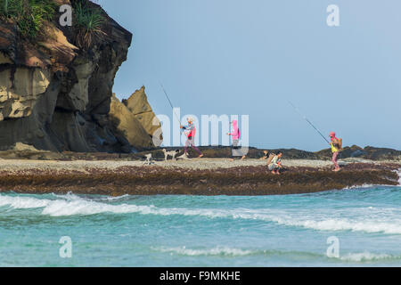 Angler Angeln vom Felsen auf Tip of Borneo Strand Sabah East Malaysia Insel Borneo Stockfoto