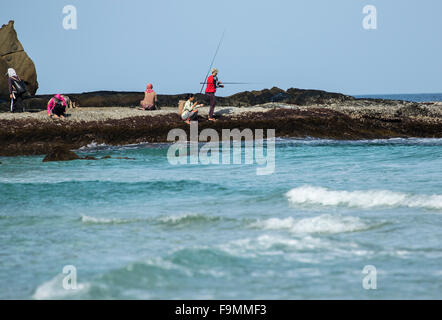 Angler Angeln vom Felsen auf Tip of Borneo Strand Sabah East Malaysia Insel Borneo Stockfoto