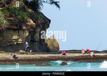 Angler Angeln vom Felsen auf Tip of Borneo Strand Sabah East Malaysia Insel Borneo Stockfoto