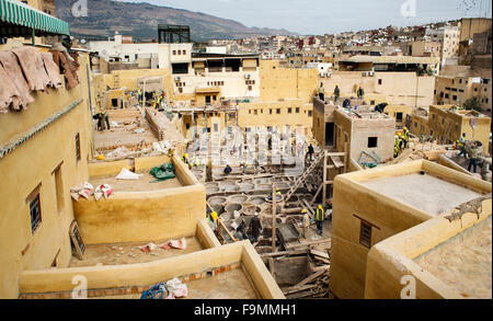 Arbeiter arbeiten auf Reha und Restaurierung des historischen Monumet in der Chouwara-Leder-Gerberei in der Medina von Fès El Bali. Stockfoto