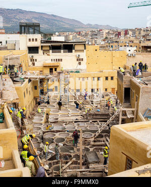 Arbeiter arbeiten auf Reha und Restaurierung des historischen Monumet in der Chouwara-Leder-Gerberei in der Medina von Fès El Bali. Stockfoto