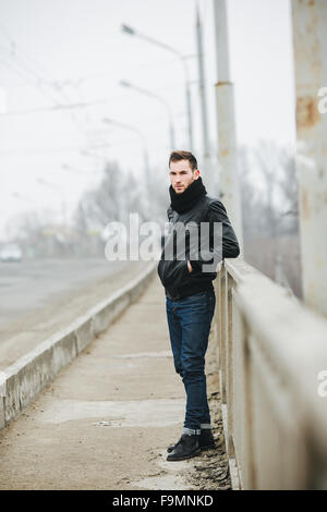 Zuversichtlich Mann posiert in Selvedge-jeans Stockfoto