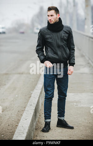 Zuversichtlich Mann posiert in Selvedge-jeans Stockfoto