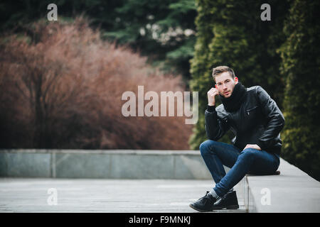 Zuversichtlich Mann posiert in Selvedge-jeans Stockfoto