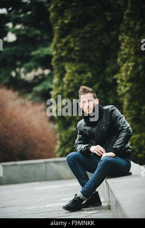 Zuversichtlich Mann posiert in Selvedge-jeans Stockfoto