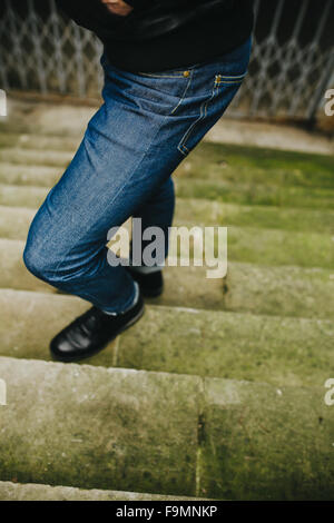 Zuversichtlich Mann posiert in Selvedge-jeans Stockfoto