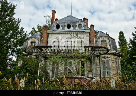 Jetzt verfallenen Schlosses befindet sich in einer wohlhabenden gated Community und ist östlich von Paris. Stockfoto