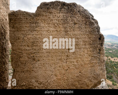 Antike griechische Inschrift in der antiken Stadt Arsemia, Schlafwagen, Adıyaman, Südost-Anatolien, Türkei. Stockfoto
