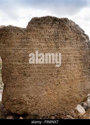 Antike griechische Inschrift in der antiken Stadt Arsemia, Schlafwagen, Adıyaman, Südost-Anatolien, Türkei. Stockfoto