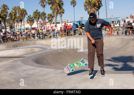 Junge männliche Inlineskating im Venice Beach Skate Plaza in Venice Beach; Kalifornien; USA; Amerika Stockfoto