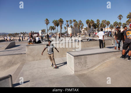 Junge männliche Inlineskating im Venice Beach Skate Plaza in Venice Beach; Kalifornien; USA; Amerika Stockfoto